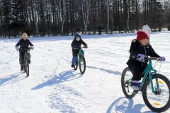 ファットバイクを楽しむ子どもたち