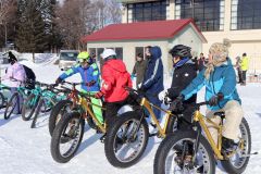 バイクにまたがり乗り心地を確かめる