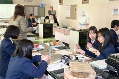 食の世界に進んだ先輩がアドバイス　大樹高校フードデザインで特別講話 2