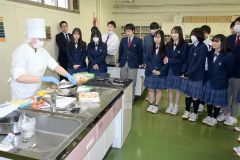 木戸さんのケーキづくりの実演に見入る生徒たち