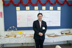 ロビーに並ぶ大津小児童の作品と澁谷局長