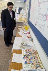 ロビーに並ぶ大津小児童の作品を眺める澁谷局長