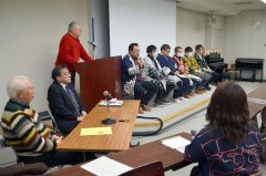 来場者からの質問などに答えるラポロアイヌネイションの会員ら（右奥）