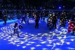 サークル内に広がる光の世界に魅了される来場者（金野和彦撮影）