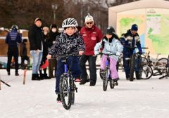 子ども用のマウンテンバイクに乗って雪上を走る子どもたち（２８日午前１０時半ごろ。金野和彦撮影）