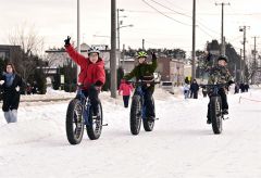 ファットバイクで雪上を走る子どもたち（２８日午前１０時半ごろ。金野和彦撮影）