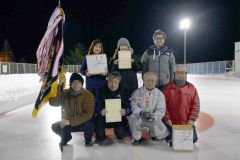 優勝した「利別」（前列右端が松浦代表）。後列は準優勝した「やってみよう利別」