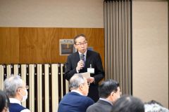 あいさつする程野教育長