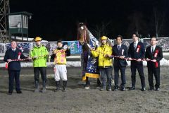 今季の古馬牝馬重賞を完全制覇したダイヤカツヒメ。右から３番目が久田調教師