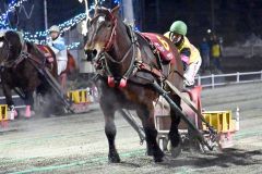 赤塚騎手の叱咤激励に応え、レースを制したダイヤカツヒメ