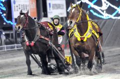 サクラヒメ（右）との死闘を制したダイヤカツヒメと赤塚騎手