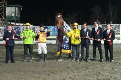 今季の古馬牝馬重賞を完全制覇したダイヤカツヒメ。右から３番目が久田調教師