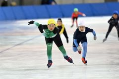 【１年女子５００メートル・予選】庄司紬（手前左）