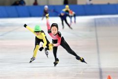 【２年女子２５０メートル・予選】齊藤惺千（手前）