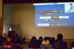 課題研究を発表する３年生