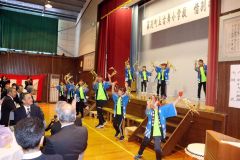 惜別の会でよさこいを披露する児童