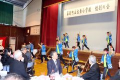 惜別の会でよさこいを披露する児童