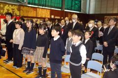 校歌を斉唱する児童ら