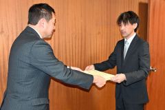 芳賀局長（左）から賞状を受け取る村椿園長
