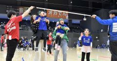 協力して「ドーナッツ取り競走」に挑む親子