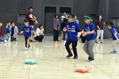 障害物競走に挑戦する子どもたち