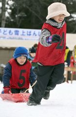 大きな声援を受けながら懸命にそりを引く子供たち
