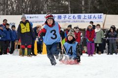 大きな声援を受けながら懸命にそりを引く子供たち