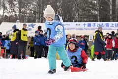 大きな声援を受けながら懸命にそりを引く子供たち