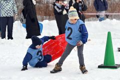 大きな声援を受けながら懸命にそりを引く子供たち
