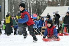 大きな声援を受けながら懸命にそりを引く子供たち