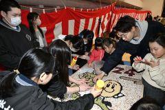 本別中学校美術部の生徒が下絵を制作した「豆アート」。来場者が本別高校ボランティア部の助けを借りながら、形や色の違う豆粒を組み合わせて完成させた