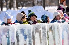 回転ソリに声援を送る子供たち（２６日）