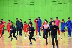 高平さんから指導を受ける子どもたち