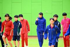 芽室町の子どもたちに指導する高平さん（中央）