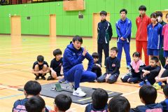スターティングブロックを使ったスタートについて説明する高平さん（中央）
