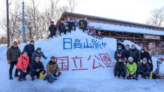 完成したアイスキャンドルの前で記念撮影する実行委員ら