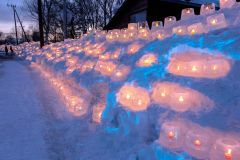 点灯されたアイスキャンドル