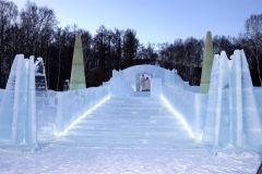 氷の教会で開かれた模擬結婚式。永遠の愛を誓える神聖な場所として人気