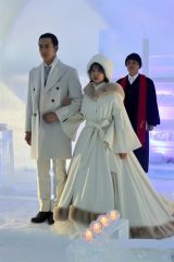 氷の教会で開かれた模擬結婚式。永遠の愛を誓える神聖な場所として人気
