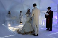 氷の教会で開かれた模擬結婚式。永遠の愛を誓える神聖な場所として人気