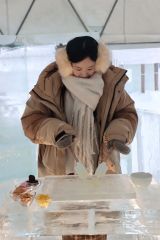 トマム牛乳を氷の板でこねるとシャーベットができる