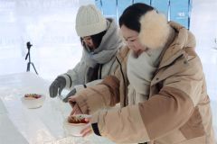 氷の器に凍ったスープや具が入った「氷のラーメン」が食べられる