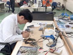 電子掲示板の製作風景（同校提供）