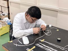 電子掲示板の製作風景（同校提供）