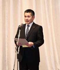 あいさつする沢本会長