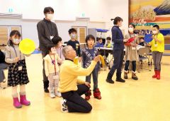 皿回しを体験する子どもたち