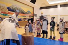 餅つきや南京玉すだれなど楽しむ　むかしのお正月あそび　足寄 4