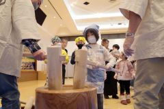 餅つき体験を楽しむ子どもたち