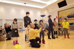 皿回しを体験する子どもたち