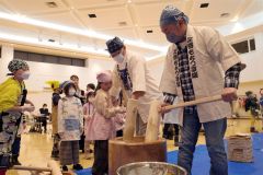 餅つき体験を楽しむ子どもたち